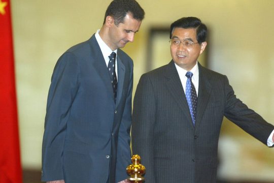 Ο Μπασάρ αλ Ασαντ στην Κίνα το 2004 με τον τότε Κινέζο πρόεδρο Χου Τζιντάο